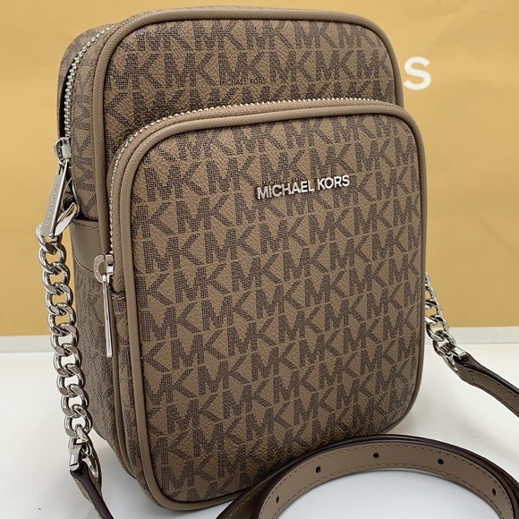 MICHAEL KORS
Jet Set Travel Medium Signature Logo Crossbody Bag
COLOR DUSK - Picture 2 of 16